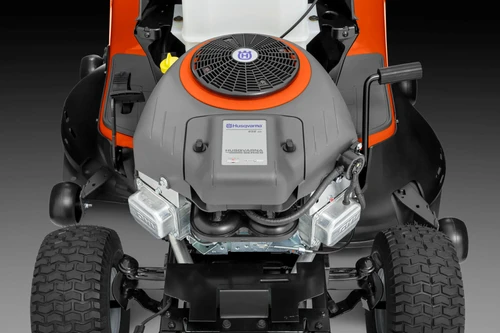 מנוע טרקטורון כיסוח דשא Husqvarna מבט עליון עם מערכת קירור וגלגלים קדמיים