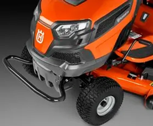 חזית טרקטורון כיסוח דשא Husqvarna עם פגוש הגנה קדמי ושלדת כיסוח