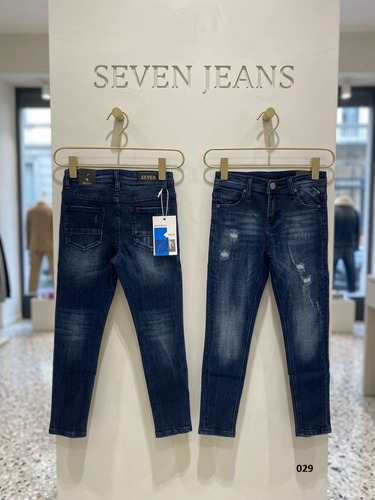 ג'ינס אופנתי של Seven Jeans