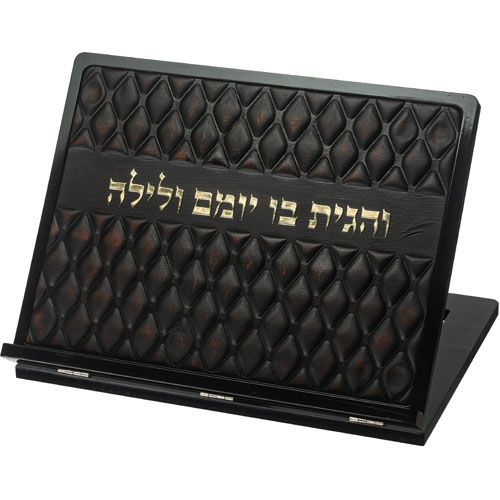 סטנדר מעץ איכותי עם פלקטה דמוי עור ואותיות בולטות