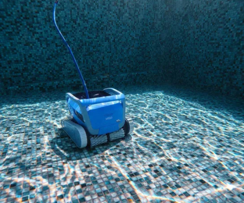 רובוט Dolphin M550 לניקוי הבריכה