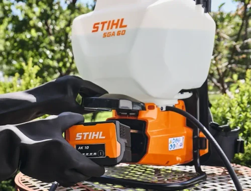 מרסס גב נטען STIHL SGA 60 עם סוללת AK 10 - מרסס גב חשמלי נטען לחקלאות וגינות גדולות