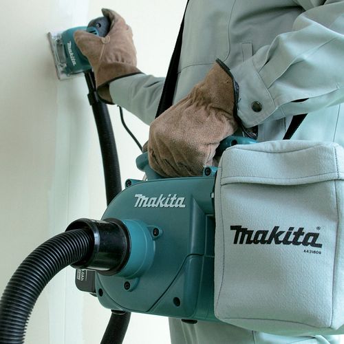 הדגמת שימוש בשואב אבק יבש נטען 18V גוף DVC350 MAKITA