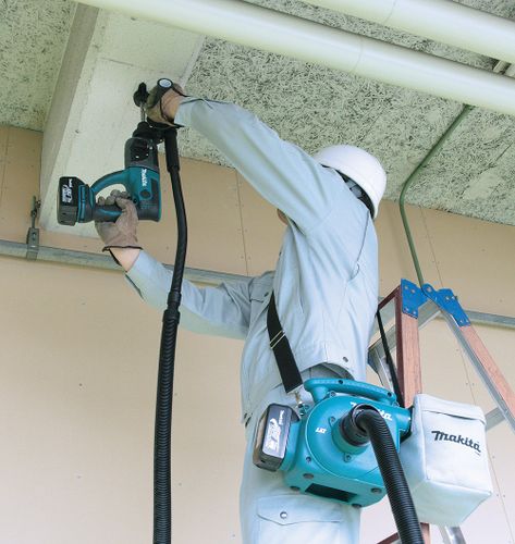 הדגמת שימוש בשואב אבק יבש נטען 18V גוף DVC350 MAKITA