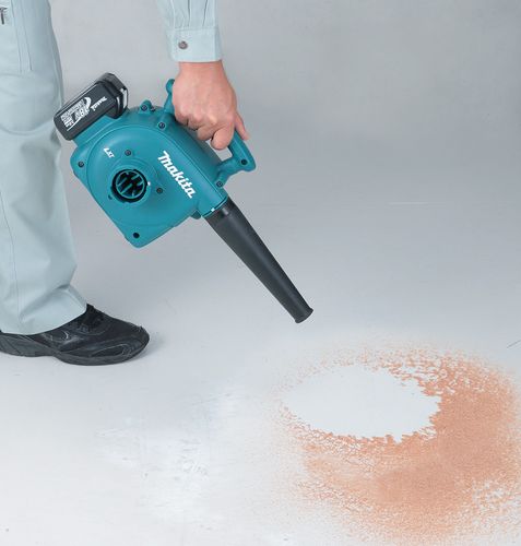 הדגמת שימוש בשואב אבק יבש נטען 18V גוף DVC350 MAKITA כמפוח