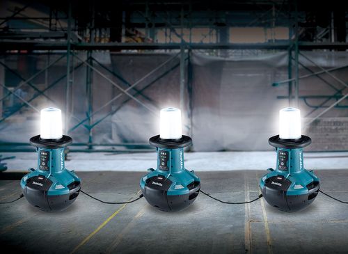 הדגמת שימוש בפנס תאורה היקפית 18V 40V נטען חשמלי גוף MAKITA ML010G