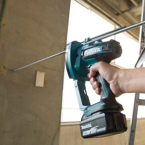 שימוש בחותך מוטות הברגה 18V נטען גוף MAKITA DSC102Z