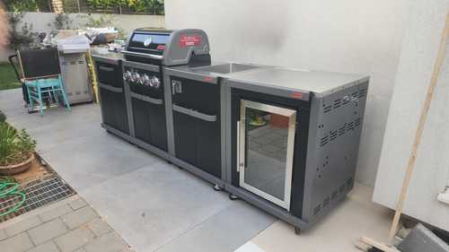 גריל רבולושן 4 שחור +  יח’ כיור + יח’ מקרר Coleman + ארון אחסון 