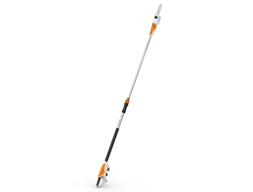 מסור גובה נטען STIHL HTA 30 עם מוט טלסקופי ארוך, מתאים לגיזום ענפים ועבודות תחזוקת עצים