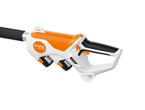 מסור גובה נטען STIHL HTA 30 עם ידית אחיזה ארגונומית וסוללות AS SYSTEM לעבודות גיזום ענפים בגובה