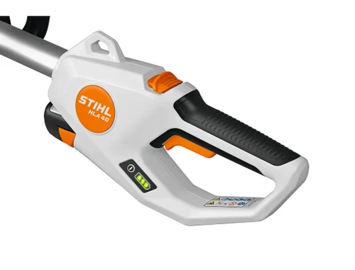 ידית אחיזה ארגונומית של מגזמת גובה נטענת STIHL HLA 40 עם מערכת סוללות AS ותצוגת מצב טעינה