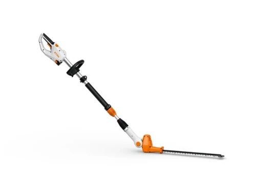 מגזמת גובה טלסקופית חשמלית STIHL HLA 40 במצב עבודה לגיזום מדויק של גדרות חיות ושיחים גבוהים