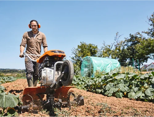 מתחחת אדמה מקצועית STIHL MH 600.1 בפעולת תיחוח בשטח חקלאי לעיבוד אדמה ותחזוקת גינות וערוגות