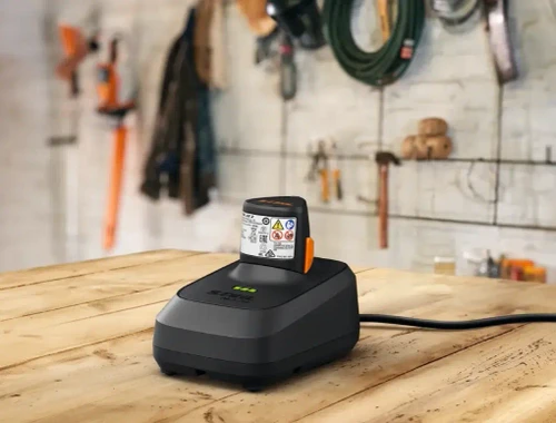 מטען סוללות STIHL ALS 31 קומפקטי וקל משקל בשימוש בסדנה לטעינת סוללות מערכת AS SYSTEM