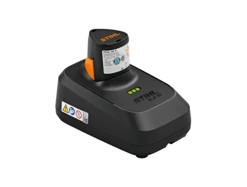 מטען STIHL ALS 31 בזמן טעינת סוללת AS 2 עם מחוון מצב טעינה LED ברור ונוח