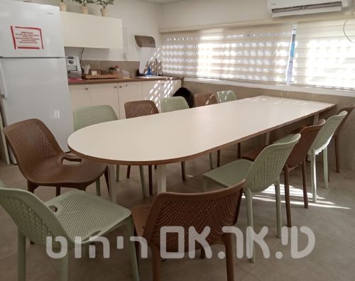 שולחן חצי קפסולה