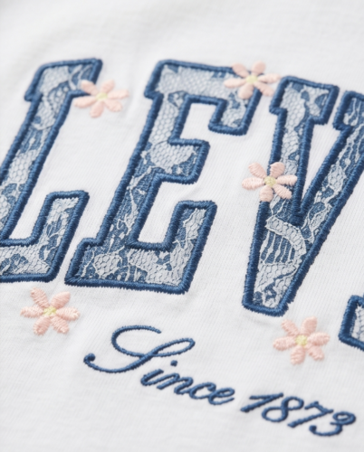 חולצה LEVIS מידות 4-16 לילדים בגוון לבן עם כיתוב
