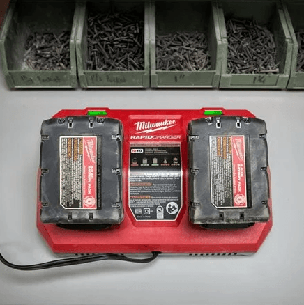 מטען כפול רפיד מהיר Milwaukee M18™ DFC 4932472073