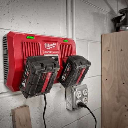 מטען כפול רפיד מהיר Milwaukee M18™ DFC 4932472073