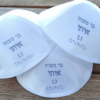 כיפה סטן כיפה לבנה עם שם טופי כיפת סטאן עם פס סטאן לבן,ריקמה על כיפות לחתונה