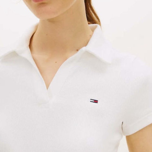 חולצת פולו TOMMY JEANS מידות XS-XL לנשים בגוון לבן ריב