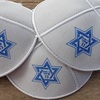 כיפות עור מודפסות לאירועים- 100 כיפות עור הפוך לבר מצווה/עלייה לתורה/שבת חתן/חתונה עם הדפסה כולל גרפיקה וגלופה - רק 999 ש"ח!