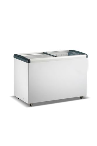 מקפיא מקרר שוכב תעשייתי זכוכית FAYNAMELI RF-537PG בנפח 470 ליטר עם גלגלים.