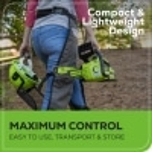 מסור שרשרת Greenworks CS24L00 24V Brushless 12 אינץ' - מבט על רקע לבן עם סוללה 4 אמפר ומטען, מושלם לגיזום ענפים וחיתוך עץ בגינה הביתית