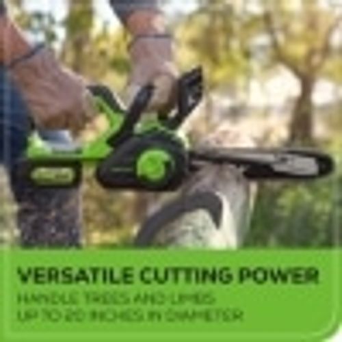 מסור שרשרת Greenworks CS24L00 24V Brushless 12 אינץ' - מבט על רקע לבן עם סוללה 4 אמפר ומטען, מושלם לגיזום ענפים וחיתוך עץ בגינה הביתית