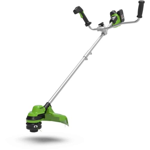 חרמש נטען Greenworks GD24X2BCB 48V Brushless עם כידון אופניים - מוצג על רקע לבן עם ראש חוט וסכין מתכת לחיתוך דשא ועשבייה