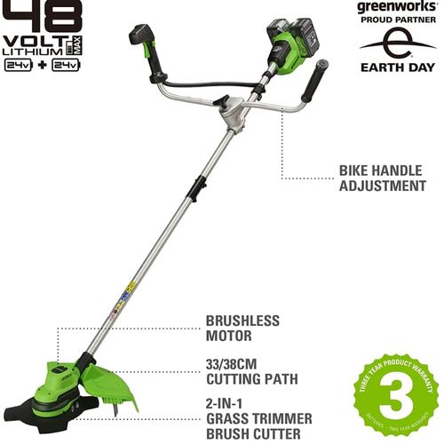 חרמש נטען Greenworks GD24X2BCB 48V Brushless עם כידון אופניים - מוצג על רקע לבן עם ראש חוט וסכין מתכת לחיתוך דשא ועשבייה