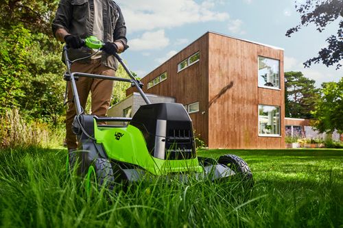 מכסחת דשא נטענת Greenworks LM4102 48V - מבט צד על רקע לבן מציג את העיצוב הארגונומי, הגלגלים הגדולים ושק האיסוף 40 ליטר