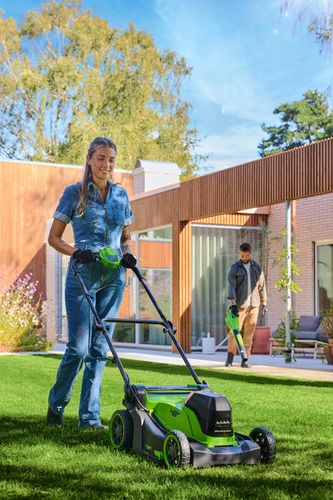 מכסחת דשא נטענת Greenworks LM4102 48V - מבט צד על רקע לבן מציג את העיצוב הארגונומי, הגלגלים הגדולים ושק האיסוף 40 ליטר