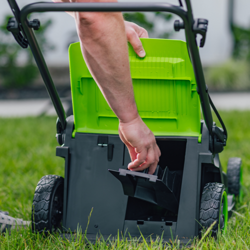 מכסחת דשא נטענת Greenworks LM4102 48V - מבט צד על רקע לבן מציג את העיצוב הארגונומי, הגלגלים הגדולים ושק האיסוף 40 ליטר
