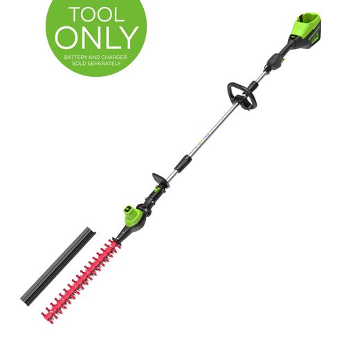 סט גובה Greenworks Pro 80V Brushless - מגזמת גדר על מוט ומסור גבהים טלסקופי עם סוללה ומטען על רקע לבן