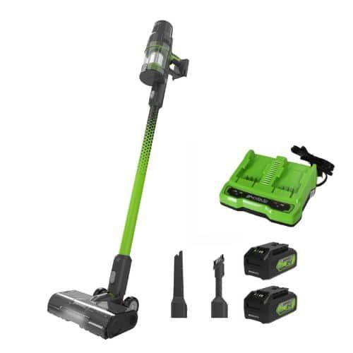 שואב אבק נטען Greenworks 4700020-VK 24V 500W - מוצג על רקע לבן עם 2 סוללות 4 אמפר ומטען כפול, מסך דיגיטלי מגע ומסנן HEPA רחיץ לניקוי יסודי