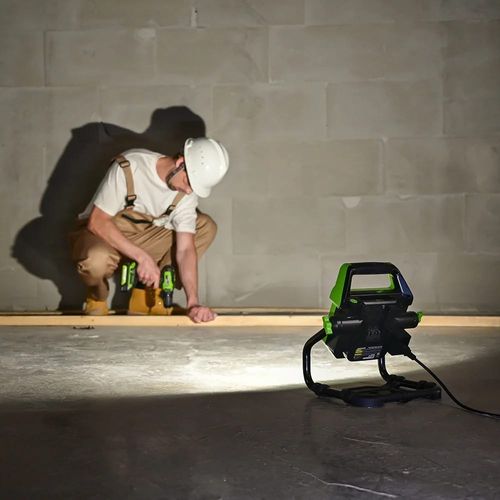 פנס עבודה Greenworks G24WL היברידי 2000 לומן 24V - תאורה חזקה לעבודות תחזוקה וקמפינג עם ראש מסתובב 360 מעלות