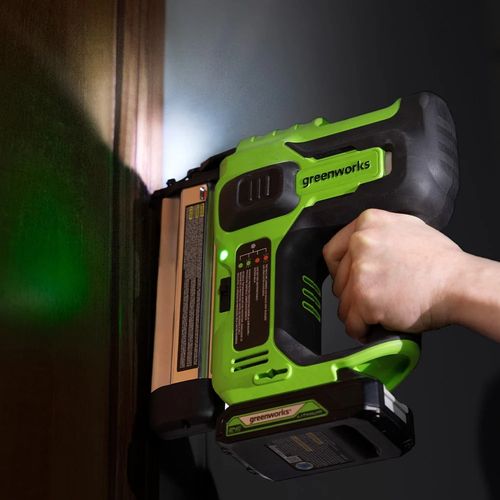 אקדח מסמרים נטען Greenworks GD24BN - כלי עבודה מקצועי עם מנוע בראשלס, מגזין 110 מסמרים ובקרת עומק לעבודות עץ וריהוט