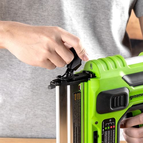 אקדח מסמרים נטען Greenworks GD24BN - כלי עבודה מקצועי עם מנוע בראשלס, מגזין 110 מסמרים ובקרת עומק לעבודות עץ וריהוט