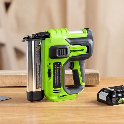 אקדח מסמרים נטען Greenworks GD24BN - כלי עבודה מקצועי עם מנוע בראשלס, מגזין 110 מסמרים ובקרת עומק לעבודות עץ וריהוט
