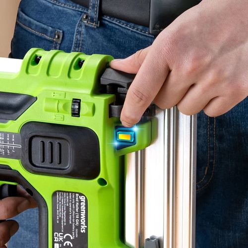 אקדח מסמרים נטען Greenworks GD24BN - כלי עבודה מקצועי עם מנוע בראשלס, מגזין 110 מסמרים ובקרת עומק לעבודות עץ וריהוט