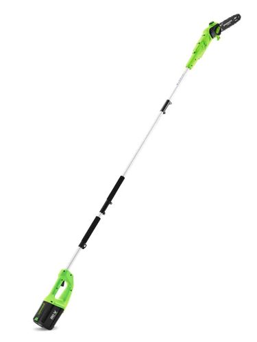 מסור גבהים נטען Greenworks G80PS 80V - מבט צד על רקע לבן, מציג את הלהב 10 אינץ' והמוט המתארך ל-2.8 מטר לגיזום עצים גבוהים