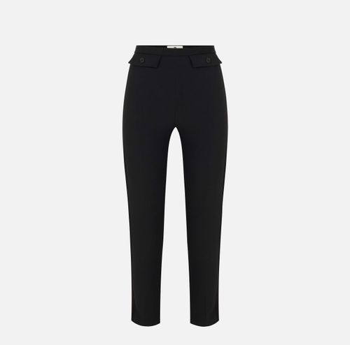 Trousers in lightweight crêpe and satin fabrics