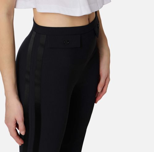 Trousers in lightweight crêpe and satin fabrics
