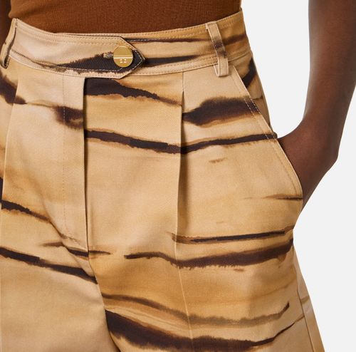 Drill shorts with tiger print