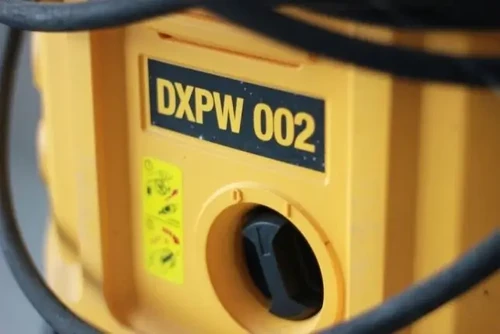 גרניק מקצועי DEWALT DXPW002CE 180 בר עם מערכת 3 בוכנות קרמיות ומשאבת פליז לעבודה מאומצת ושטיפה עוצמתית