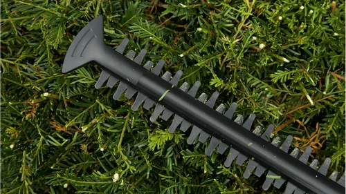 להב מגזמת BOSCH EasyHedgeCut 45 עם שיניים חדות לחיתוך מדויק ונקי של גדרות חיה ושיחים בגינה הביתית