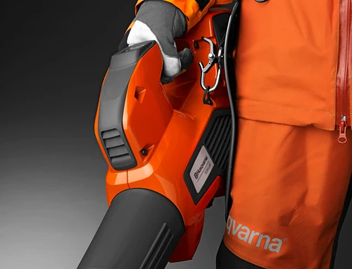 מפוח עלים נטען מקצועי Husqvarna 530iBX עם חיבור לסוללת גב - מפוח עלים אלחוטי חזק ונוח לעבודה ממושכת בגינות ושטחים ציבוריים