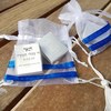 טופי מתנות לאורחים לבר מצווה! 100 שקיות אורגנזה לבנות בדגם טלית עם פסים כחולים וציציות + ספר תהילים והקדשה אישית - 6.5 ש"ח ליחידה!