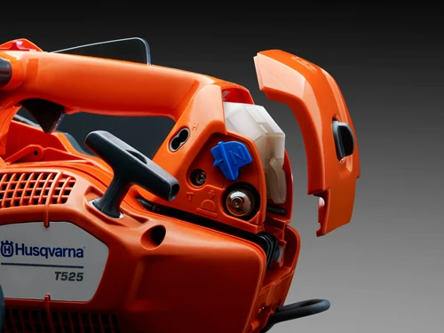 תקריב של משור הנפה מקצועי Husqvarna T525 עם מנגנון התנעה, ידית אחיזה ומערכת בטיחות מתקדמת למסור שרשרת בנזין מקצועי